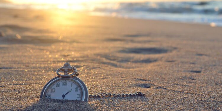 Relógio no deserto // Créditos: depositphotos.com / usamedeniz