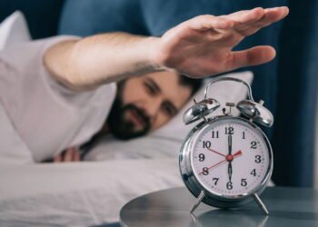 Por que algumas pessoas acordam sempre no mesmo horário à noite