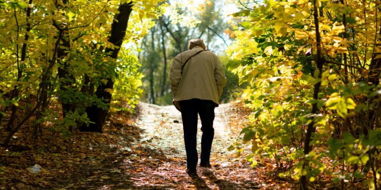É isso que significa quando alguém olha constantemente para o chão enquanto caminha