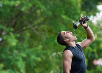 Por que sua garrafa de água pode ser uma cidade cheia de germes