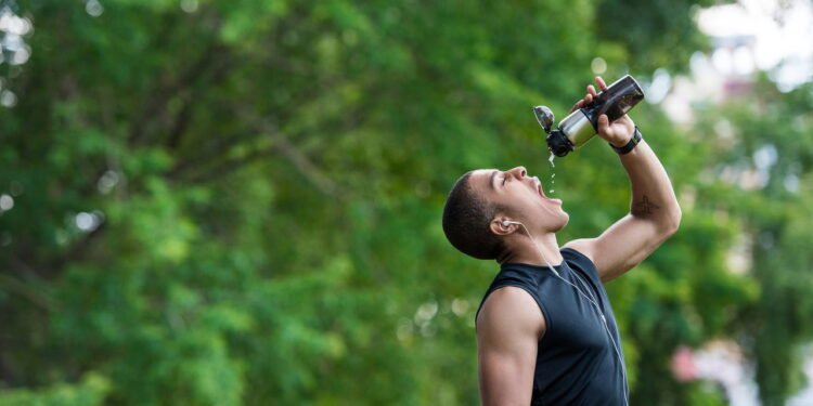 Por que sua garrafa de água pode ser uma cidade cheia de germes