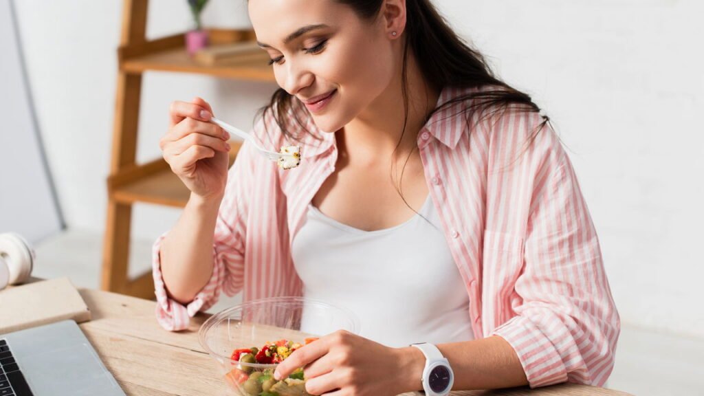 O simples hábito ao comer que melhora a qualidade de vida