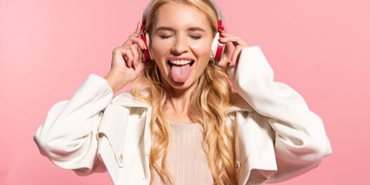 O que a psicologia revela sobre quem coloca a língua para fora ao se concentrar