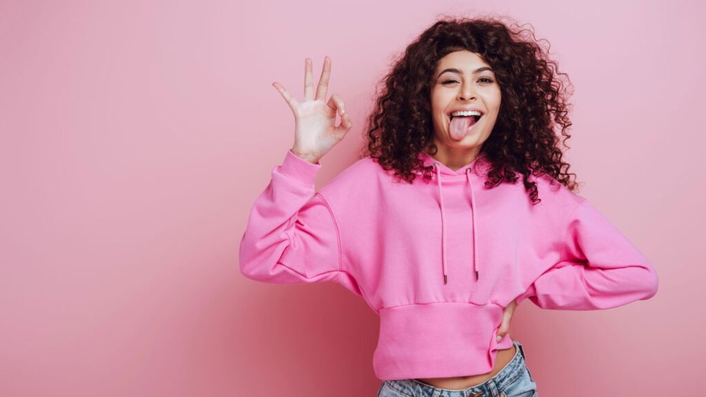 O que a psicologia revela sobre quem coloca a língua para fora ao se concentrar