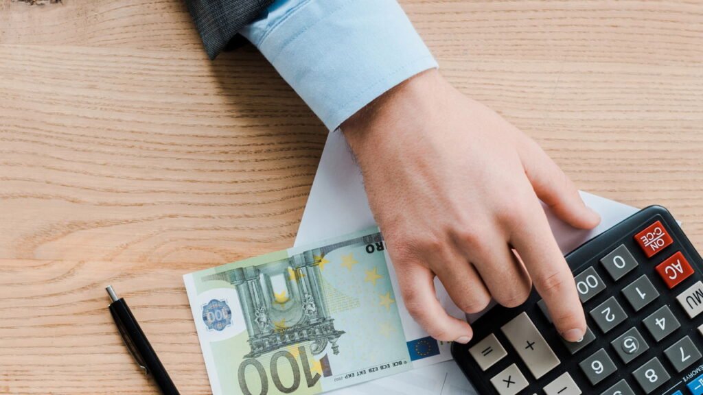 O que significa organizar as notas de dinheiro da mais alta para a mais baixa segundo a psicologia