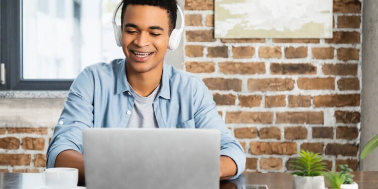 Um novo estudo revela o único hábito que prevê a felicidade a longo prazo