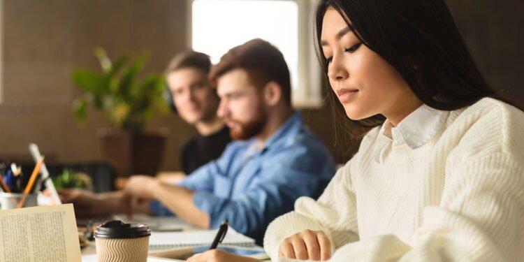 Os sinais que revelam inteligência acima da média segundo a psicologia