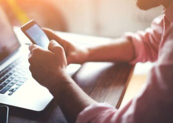 Ficar navegando no celular não vai te deixar entediado. Psicólogo de Harvard: O tédio é a chave para a felicidade.