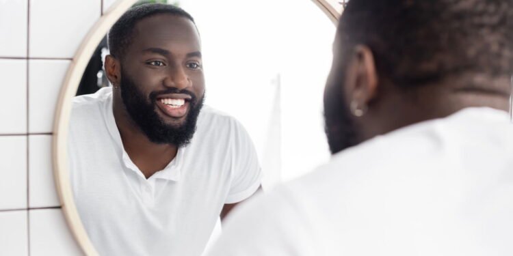 Você se acha bonito no espelho, mas feio nas fotos? Aqui está a explicação de especialistas