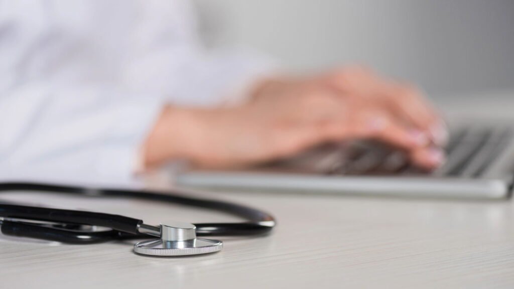 10 hábitos cotidianos que podem estar envelhecendo seu cérebro sem que você perceba