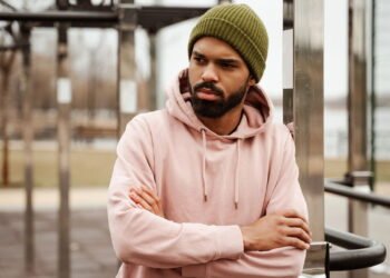 Psicologia explica o que significa andar com os olhos no chão