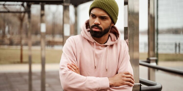 Psicologia explica o que significa andar com os olhos no chão