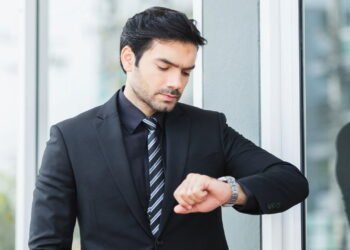 O que significa quando uma pessoa sempre chega cedo, segundo a psicologia na Espanha?