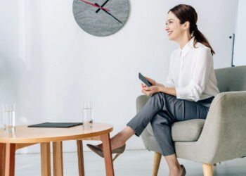 O que diz a psicologia sobre quem mexe a perna sem parar quando está sentado