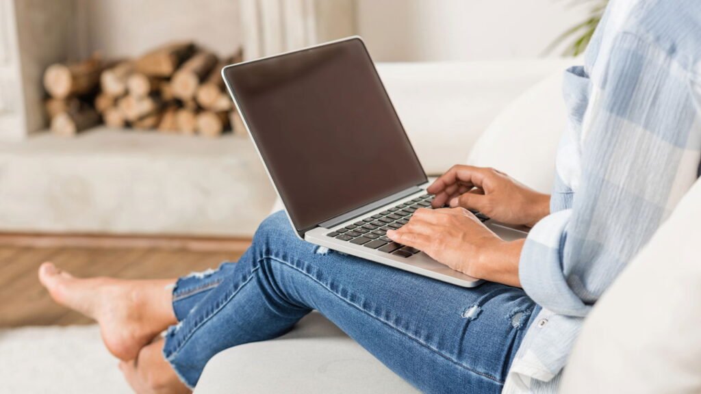 O que diz a psicologia sobre quem mexe a perna sem parar quando está sentado