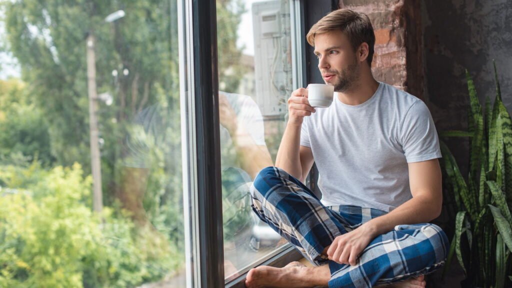 As pessoas que são mais felizes sozinhas geralmente adoram esses 8 hobbies