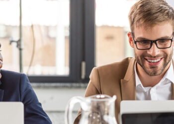 O que a psicologia diz sobre quem evita contato visual ao conversar