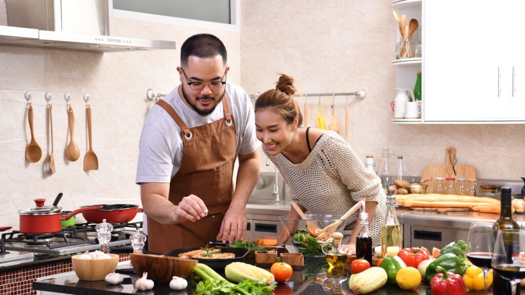 5 coisas que você não deve fazer se dividir a cozinha com outra pessoa