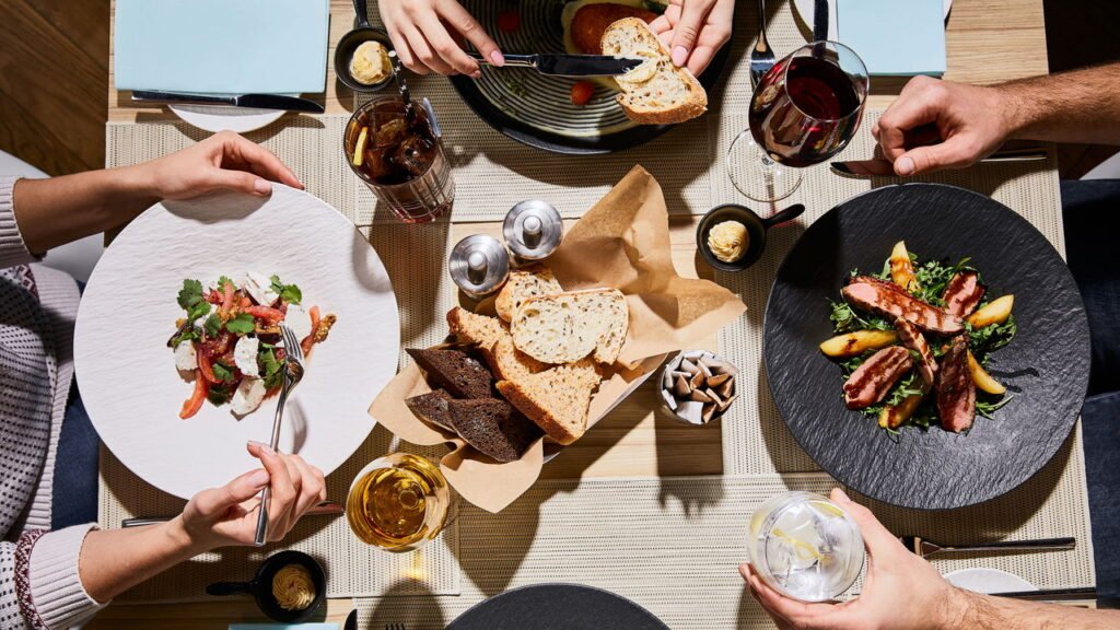 10 alimentos "chiques" que as pessoas da classe média gastam e que os ricos nunca tocam