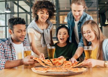 Você sabe que um homem é de classe média baixa se ele sempre faz essas 8 coisas em restaurantes