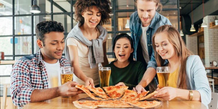 Você sabe que um homem é de classe média baixa se ele sempre faz essas 8 coisas em restaurantes