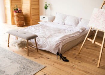 A mistura caseira para fazer pisos de madeira brilharem com uma única passada do esfregão