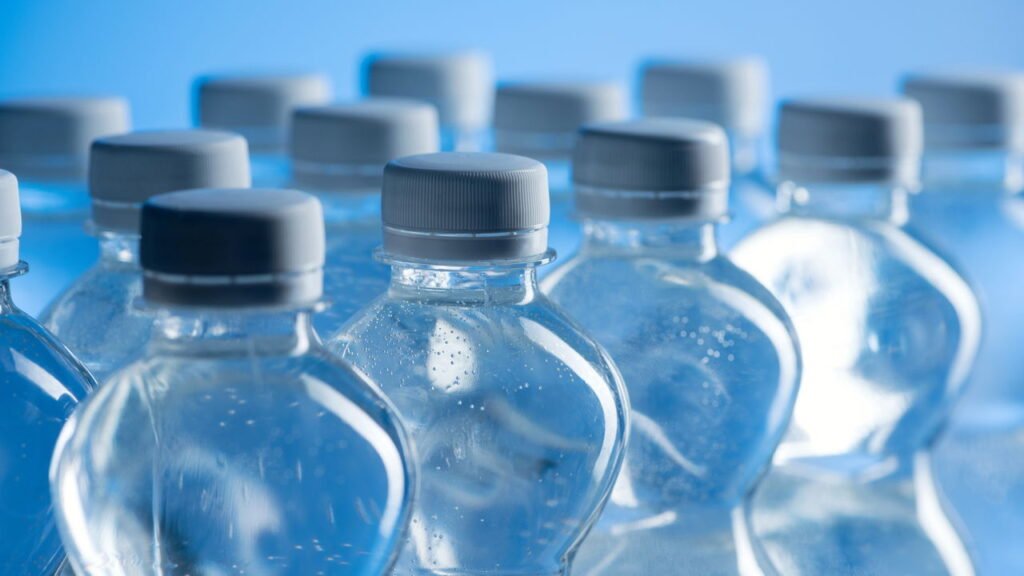 Estudo descobre que os efeitos colaterais de beber água em garrafas plásticas são extremamente subestimados: "Não é algo que deva ser usado na vida diária"