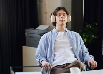 7 erros de postura que silenciosamente fazem você parecer mais velho do que é, segundo fisioterapeutas