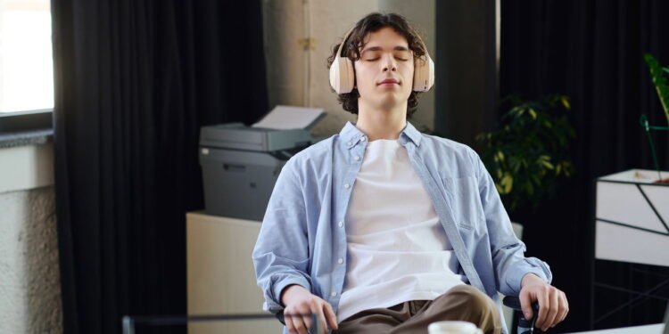 7 erros de postura que silenciosamente fazem você parecer mais velho do que é, segundo fisioterapeutas