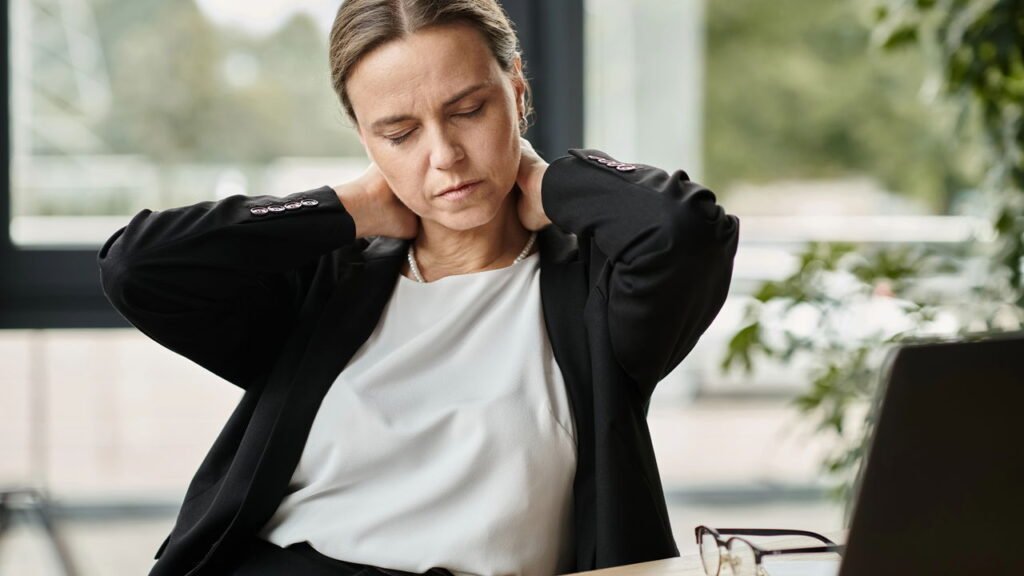 7 erros de postura que silenciosamente fazem você parecer mais velho do que é, segundo fisioterapeutas