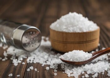 Jogar sal no chão todas as noites: por que recomendam fazer isso e para que serve