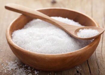 Por que eles recomendam colocar sal no forno e para que serve