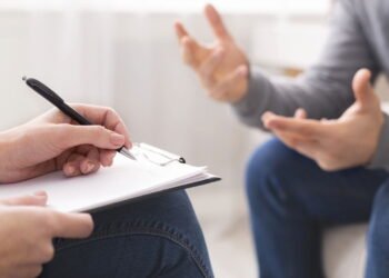 O que significa preferir ficar em casa em vez de estar com os amigos, segundo a psicologia