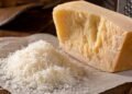 Como armazenar queijo parmesão de verdade, segundo um especialista em queijos