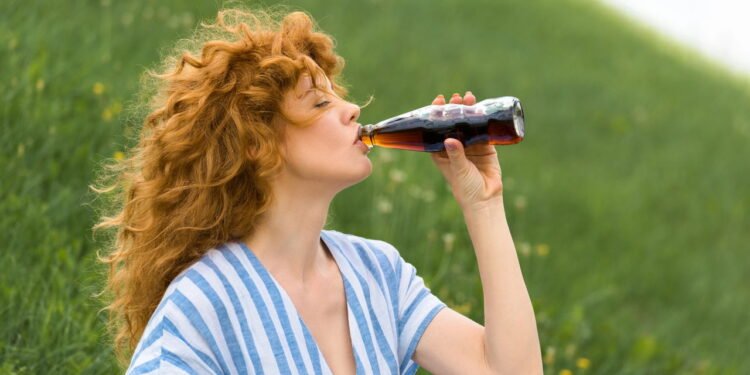 Bebidas comuns consumidas por adultos e crianças possuem esse ingrediente, que alimenta o câncer colorretal