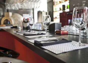 Você sabe que é mais autoconsciente do que a maioria se notar esses 7 pequenos detalhes nos restaurantes