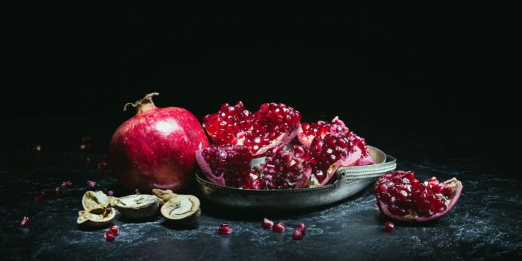 Ama romãs? Você pode estar jogando fora a parte mais saudável