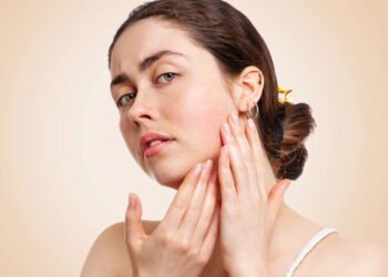 O segredo para diminuir a papada em casa e afinar o rosto