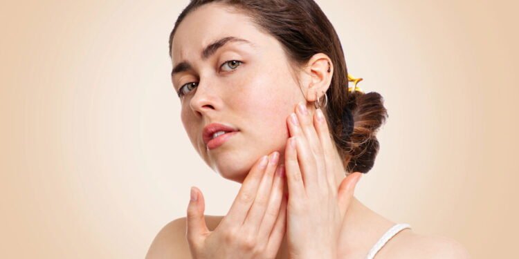 Modelo com mãos no rosto // Créditos: depositphotos.com / Steklo_KRD