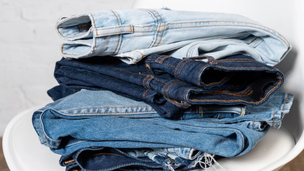 O que significa quando uma pessoa empilha roupas na cadeira?