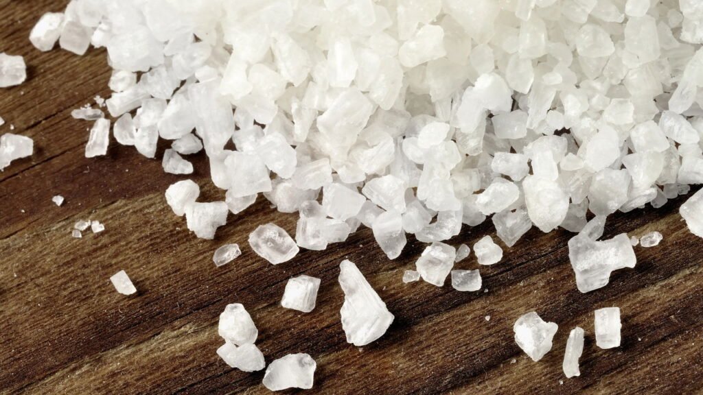 Jogar sal grosso na porta: que benefício tem e por que recomendam fazê-lo