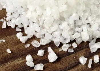 O que a ciência já descobriu sobre os efeitos do sal grosso no banho