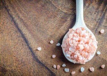 Jogar sal no chão todas as noites: por que recomendam fazer isso e para que serve