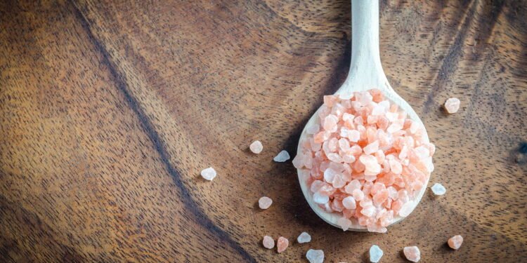 Jogar sal no chão todas as noites: por que recomendam fazer isso e para que serve