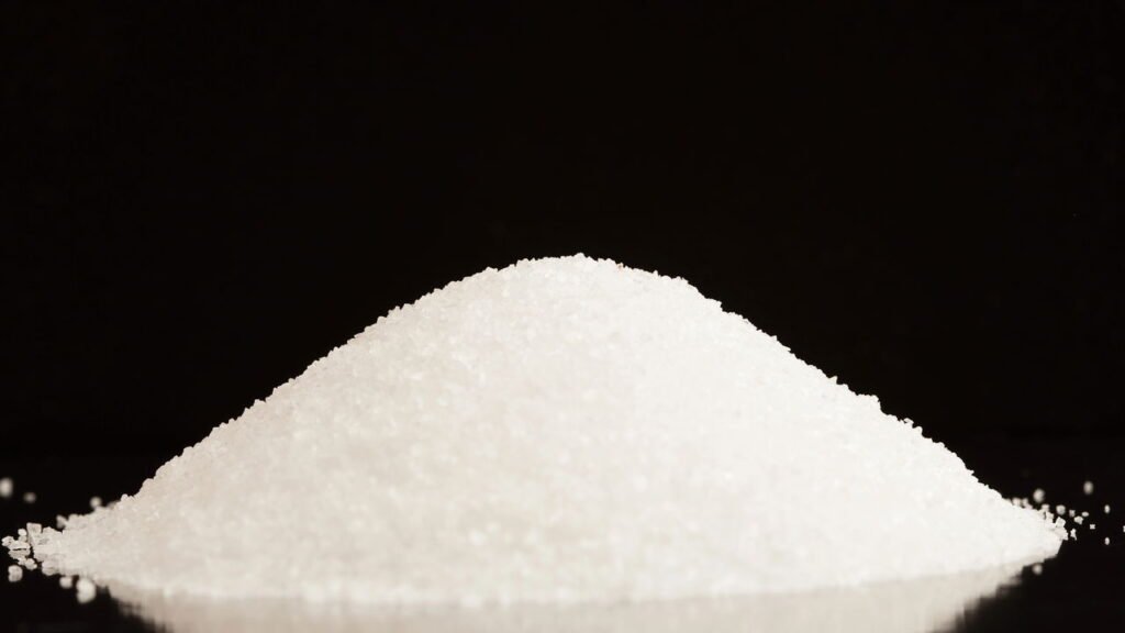 Jogar sal no chão todas as noites: por que recomendam fazer isso e para que serve