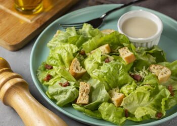 Esta salada tem molho à base de anchovas que vicia e pode virar refeição completa