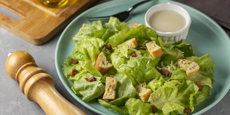 Esta salada tem molho à base de anchovas que vicia e pode virar refeição completa