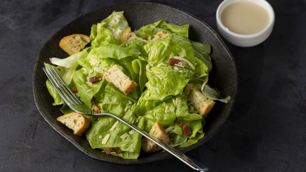Esta salada tem molho à base de anchovas que vicia e pode virar refeição completa