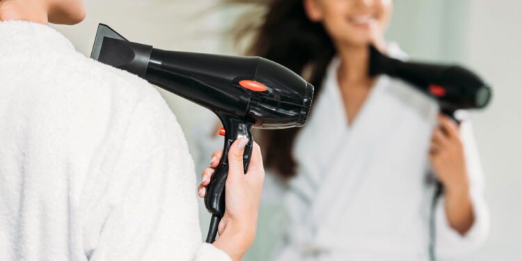 Secar cabelo // Créditos: depositphotos.com / AllaSerebrina
