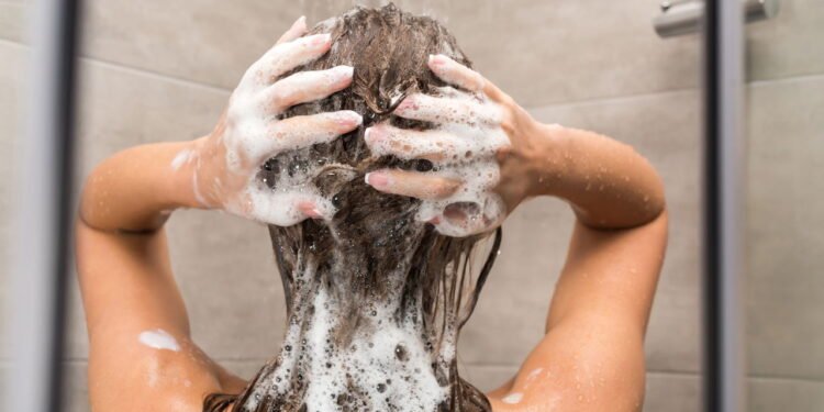 Shampoo todos os dias? Com que frequência os especialistas recomendam lavar o cabelo